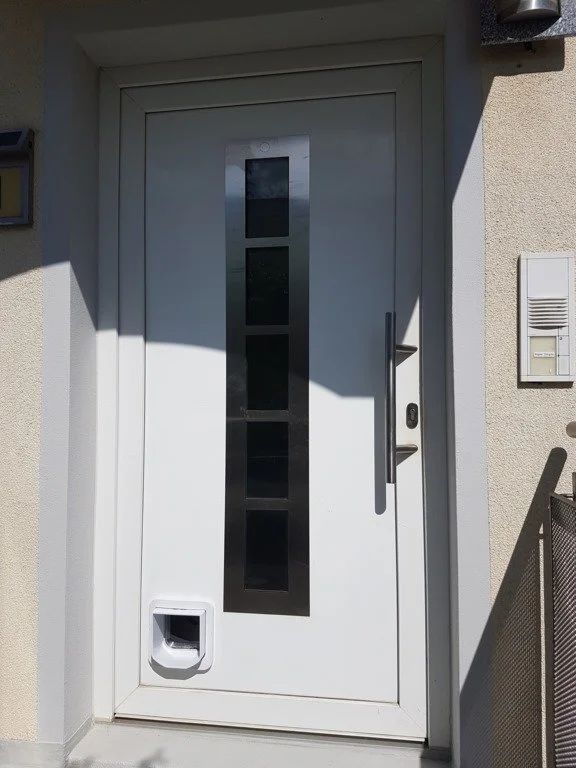 Weiße Kunststofftür mit Katzenklappe
